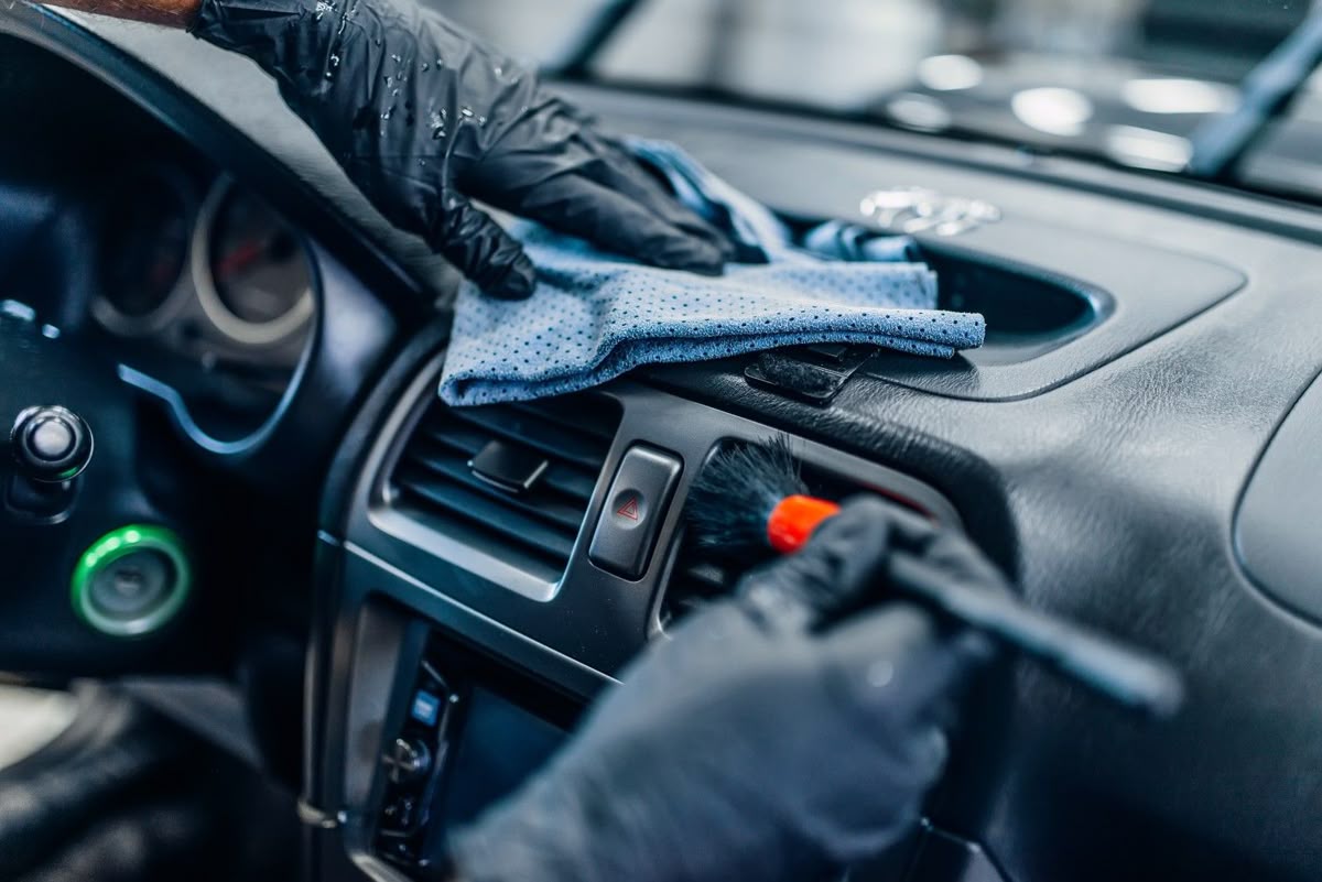 7 Tips Jitu Bersihkan Interior Mobil: Wangi Tahan Lama & Bebas Jamur